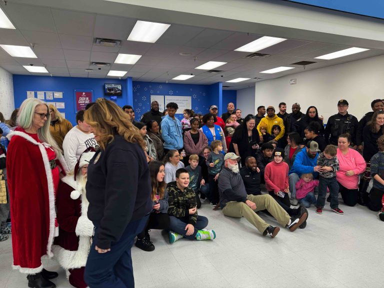 Compra de regalos Navideños con la Policia de Cayce en Walmart.